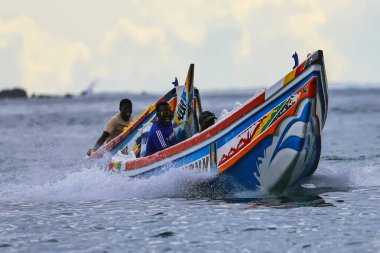 20-08-2025 Dakar Senegal: Atlantik Okyanusunda balıkçılarla birlikte geleneksel balıkçı tekneleri