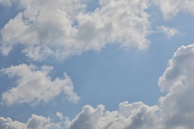 Beyaz bulutlu mavi gökyüzü