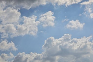 Beyaz bulutlu mavi gökyüzü