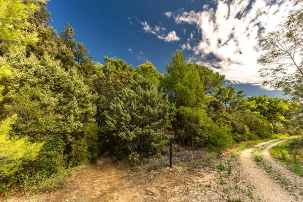 Hırvatistan 'ın Lopar kentindeki Rab adasındaki Dubac Struciç plajına giden yol hakkında bilgi veren bir tabela