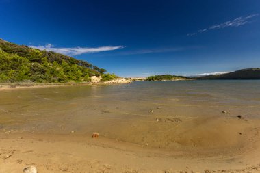 Kumsal ve Adriyatik Denizi 'nin sığ suları Rab Struciç Dubac Hırvatistan