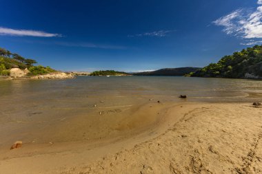 Kumsal ve Adriyatik Denizi 'nin sığ suları Rab Struciç Dubac Hırvatistan