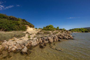 Rab adasındaki kum tepeleri, kıyıya yakın sığ sular, değişen kumullar, Rab, Lopar, Croati