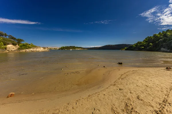 Kumsal ve Adriyatik Denizi 'nin sığ suları Rab Struciç Dubac Hırvatistan