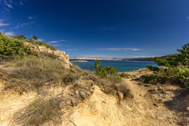 Rab Piramitleri, Kum Kumulları, Lopar, Rab Adası 'ndaki Strucic Sahili, Adanın etrafındaki Yürüyüş Yolu