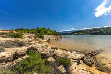 Ra adasındaki Strucic 'in kumlu kumsalında taş tepeciklerden, taş tepeciklerden yapılmış piramitler.
