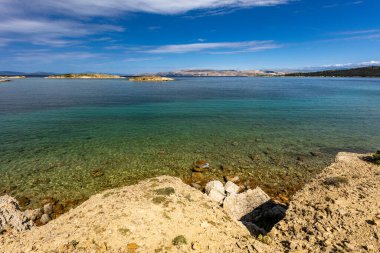 Hırvatistan Panoraması, Struciç sahilinden Adriyatik Denizi manzarası, gök mavisi su, tehditkar bulutlu gökyüzü, Tavşan adasının etrafında izler