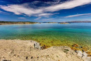 Hırvatistan Panoraması, Struciç sahilinden Adriyatik Denizi manzarası, gök mavisi su, tehditkar bulutlu gökyüzü, Tavşan adasının etrafında izler