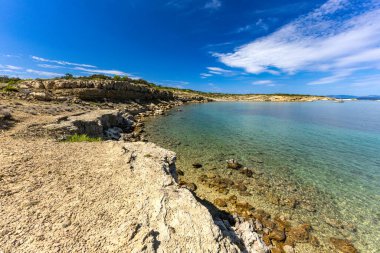 Hırvatistan Panoraması, Struciç sahilinden Adriyatik Denizi manzarası, gök mavisi su, tehditkar bulutlu gökyüzü, Tavşan adasının etrafında izler