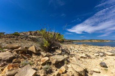 Hırvatistan Panoraması, Struciç sahilinden Adriyatik Denizi manzarası, gök mavisi su, tehditkar bulutlu gökyüzü, Tavşan adasının etrafında izler