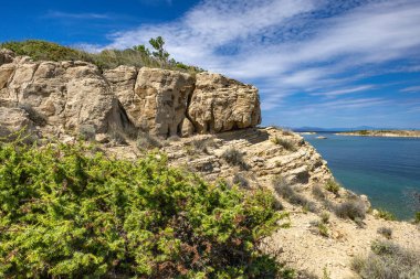 Hırvatistan Panoraması, Struciç sahilinden Adriyatik Denizi manzarası, gök mavisi su, tehditkar bulutlu gökyüzü, Tavşan adasının etrafında izler