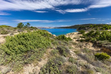 Hırvatistan Panoraması, Struciç sahilinden Adriyatik Denizi manzarası, gök mavisi su, tehditkar bulutlu gökyüzü, Tavşan adasının etrafında izler