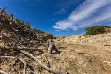 Adriyatik Denizi 'ndeki gök mavisi sular, Rab adasının kayalık kıyıları, bulutlu, tehditkar gökyüzü, adanın manzarası, Strucic beac