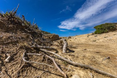 Adriyatik Denizi 'ndeki gök mavisi sular, Rab adasının kayalık kıyıları, bulutlu, tehditkar gökyüzü, adanın manzarası, Strucic beac