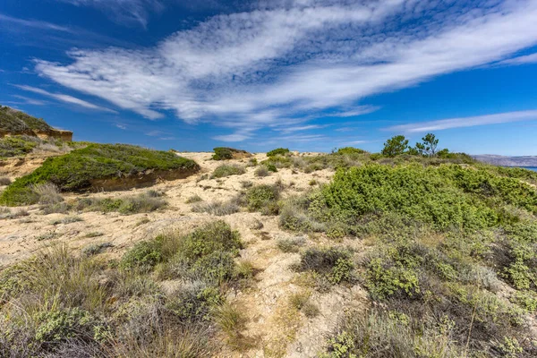 Hırvatistan Panoraması, Struciç sahilinden Adriyatik Denizi manzarası, gök mavisi su, tehditkar bulutlu gökyüzü, Tavşan adasının etrafında izler