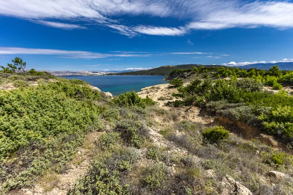 Hırvatistan Panoraması, Struciç sahilinden Adriyatik Denizi manzarası, gök mavisi su, tehditkar bulutlu gökyüzü, Tavşan adasının etrafında izler