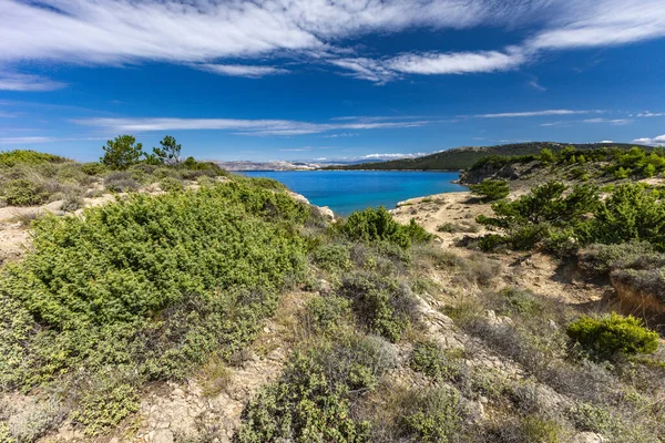Hırvatistan Panoraması, Struciç sahilinden Adriyatik Denizi manzarası, gök mavisi su, tehditkar bulutlu gökyüzü, Tavşan adasının etrafında izler