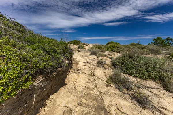 Adriyatik Denizi 'ndeki gök mavisi sular, Rab adasının kayalık kıyıları, bulutlu, tehditkar gökyüzü, adanın manzarası, Strucic beac