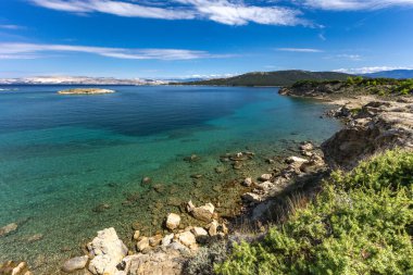 Adriyatik Denizi 'ndeki gök mavisi sular, Rab adasının kayalık kıyıları, bulutlu, tehditkar gökyüzü, adanın manzarası, Strucic plajı