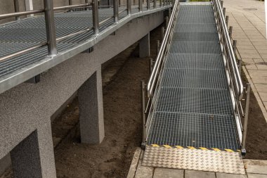 Engelliler için erişilebilir rampa, bebek arabaları ve engelliler için raylı metal rampa, kamu binasının mimari erişilebilirliği