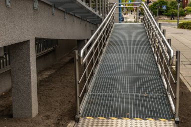 Engelliler için erişilebilir rampa, bebek arabaları ve engelliler için raylı metal rampa, kamu binasının mimari erişilebilirliği