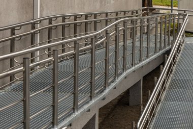 Engelliler için erişilebilir rampa, bebek arabaları ve engelliler için raylı metal rampa, kamu binasının mimari erişilebilirliği