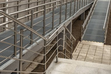 Engelliler için erişilebilir rampa, bebek arabaları ve engelliler için raylı metal rampa, kamu binasının mimari erişilebilirliği