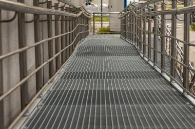 Engelliler için erişilebilir rampa, bebek arabaları ve engelliler için raylı metal rampa, kamu binasının mimari erişilebilirliği