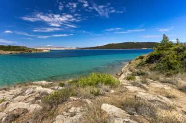 Sandy Sahara Sahili, Rab adasındaki en güzel FKK plajı, natürist plajı, mavi su ve bulutsuz gökyüzü.,