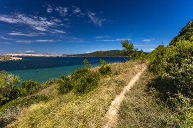Sandy Sahara Sahili, Rab adasındaki en güzel FKK plajı, natürist plajı, mavi su ve bulutsuz gökyüzü.,