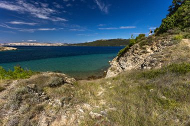 Sandy Sahara Sahili, Rab adasındaki en güzel FKK plajı, natürist plajı, mavi su ve bulutsuz gökyüzü.,