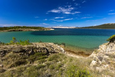 Sandy Sahara Sahili, Rab adasındaki en güzel FKK plajı, natürist plajı, mavi su ve bulutsuz gökyüzü.,