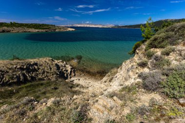 Sandy Sahara Sahili, Rab adasındaki en güzel FKK plajı, natürist plajı, mavi su ve bulutsuz gökyüzü.,