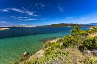 Sandy Sahara Sahili, Rab adasındaki en güzel FKK plajı, natürist plajı, mavi su ve bulutsuz gökyüzü.,