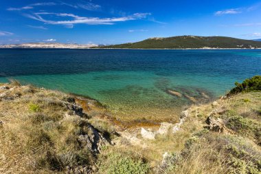 Sandy Sahara Sahili, Rab adasındaki en güzel FKK plajı, natürist plajı, mavi su ve bulutsuz gökyüzü.,