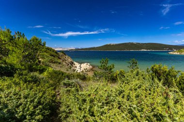 Sandy Sahara Sahili, Rab adasındaki en güzel FKK plajı, natürist plajı, mavi su ve bulutsuz gökyüzü.,