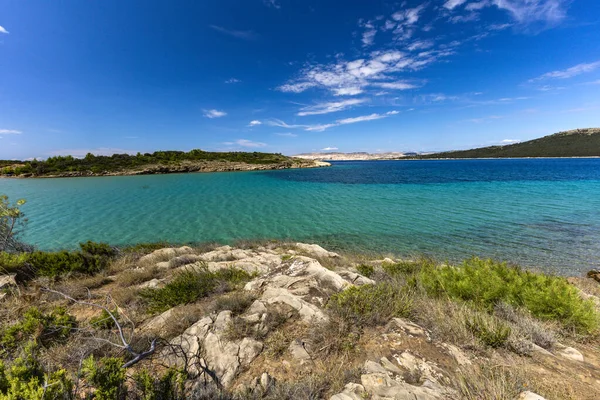Sandy Sahara Sahili, Rab adasındaki en güzel FKK plajı, natürist plajı, mavi su ve bulutsuz gökyüzü.,