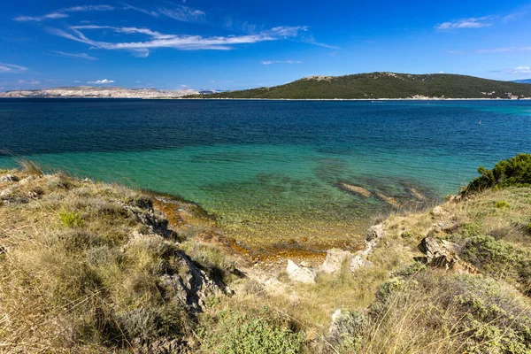 Sandy Sahara Sahili, Rab adasındaki en güzel FKK plajı, natürist plajı, mavi su ve bulutsuz gökyüzü.,
