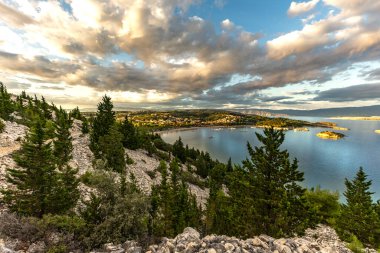 Rab Adası 'ndaki Cennet Plajı, Dağ Yolu' ndaki bir bakış açısı, Preguri Yolu.