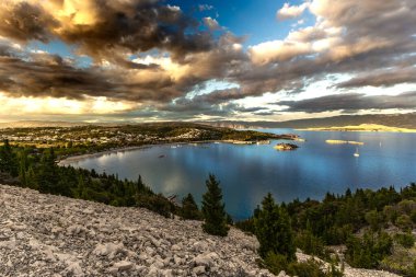 Rab Adası 'ndaki Cennet Plajı, Dağ Yolu' ndaki bir bakış açısı, Preguri Yolu.