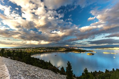 Rab Adası 'ndaki Cennet Plajı, Dağ Yolu' ndaki bir bakış açısı, Preguri Yolu.