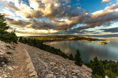 Rab Adası 'ndaki Cennet Plajı, Dağ Yolu' ndaki bir bakış açısı, Preguri Yolu.