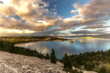 Rab Adası 'ndaki Cennet Plajı, Dağ Yolu' ndaki bir bakış açısı, Preguri Yolu.