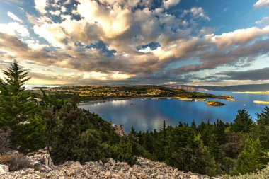 Rab Adası 'ndaki Cennet Plajı, Dağ Yolu' ndaki bir bakış açısı, Preguri Yolu.