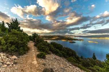 Rab Adası 'ndaki Cennet Plajı, Dağ Yolu' ndaki bir bakış açısı, Preguri Yolu.