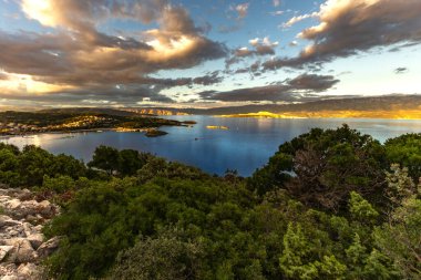 Rab Adası 'ndaki Cennet Plajı, Dağ Yolu' ndaki bir bakış açısı, Preguri Yolu.