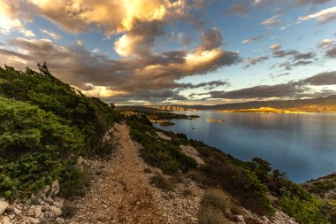 Rab Adası 'ndaki Cennet Plajı, Dağ Yolu' ndaki bir bakış açısı, Preguri Yolu.