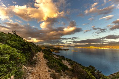 Rab Adası 'ndaki Cennet Plajı, Dağ Yolu' ndaki bir bakış açısı, Preguri Yolu.