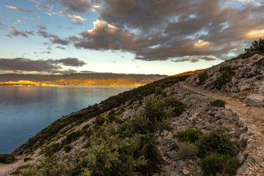 Rab Adası 'ndaki Cennet Plajı, Dağ Yolu' ndaki bir bakış açısı, Preguri Yolu.