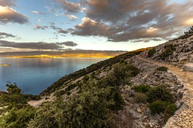 Rab Adası 'ndaki Cennet Plajı, Dağ Yolu' ndaki bir bakış açısı, Preguri Yolu.